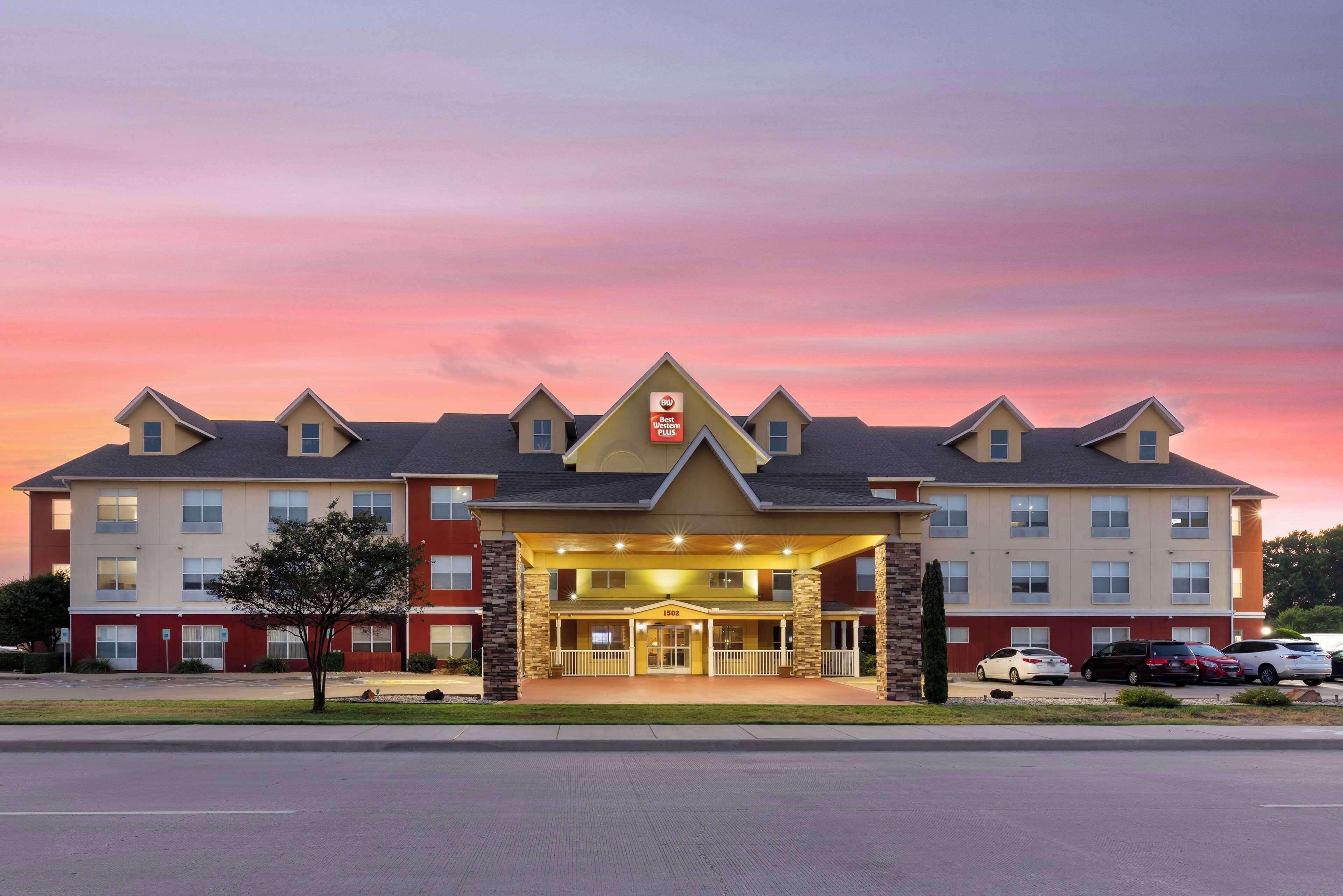 Staying Near Helen Marie Taylor Museum: 7 Business Hotels Compared