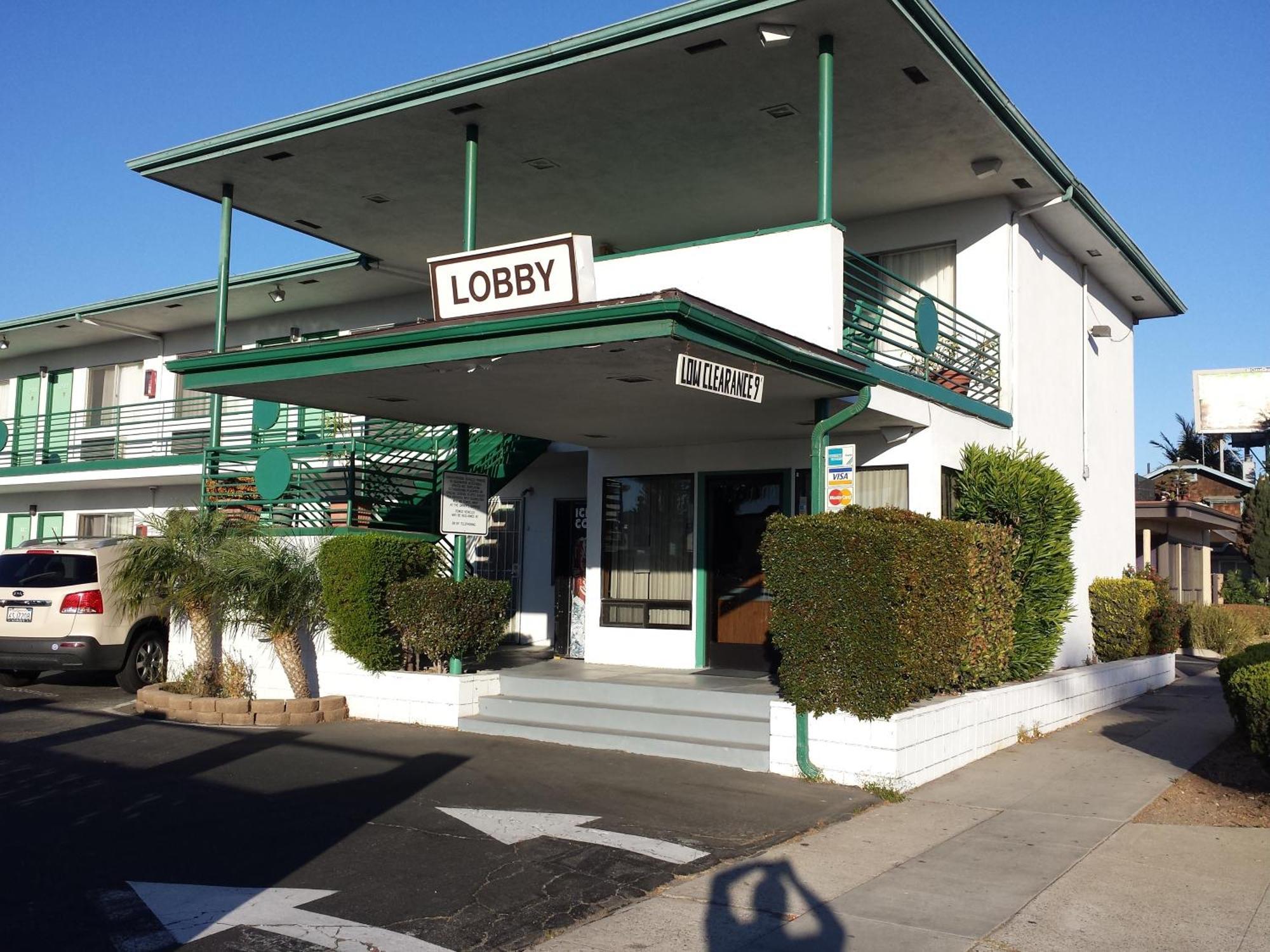 Staying Near Mandalay State Beach: 2 Couple Hotels Compared