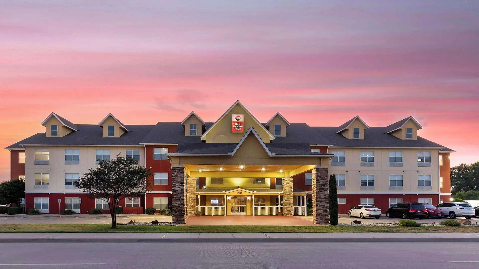 Staying Near Helen Marie Taylor Museum: 7 Business Hotels Compared