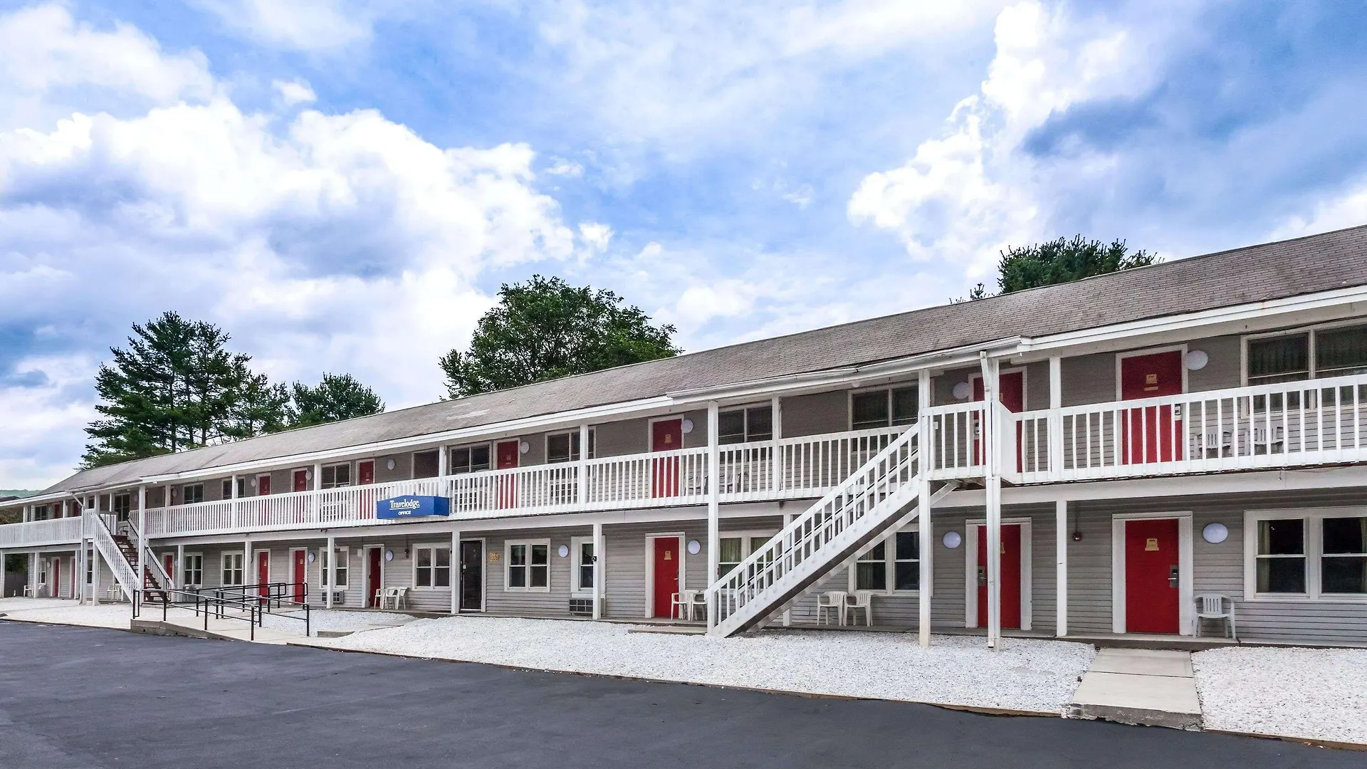 4 Best Motels in The Berkshires for No-Fuss Travel