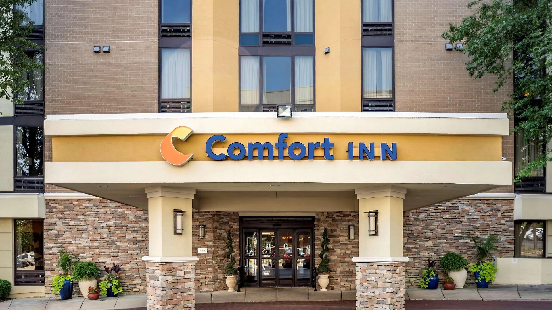 Staying Near Travilah Square: 6 Business Hotels Compared
