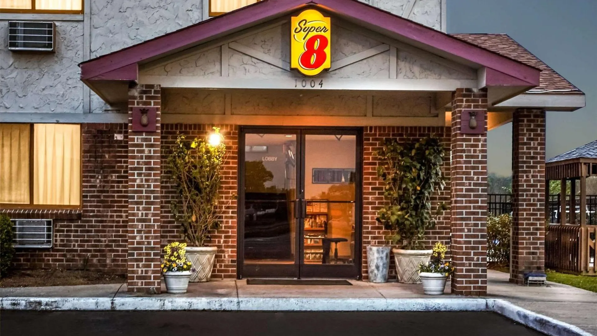 8 Airport-Convenient Hotels Close to Thomas Foreman Park
