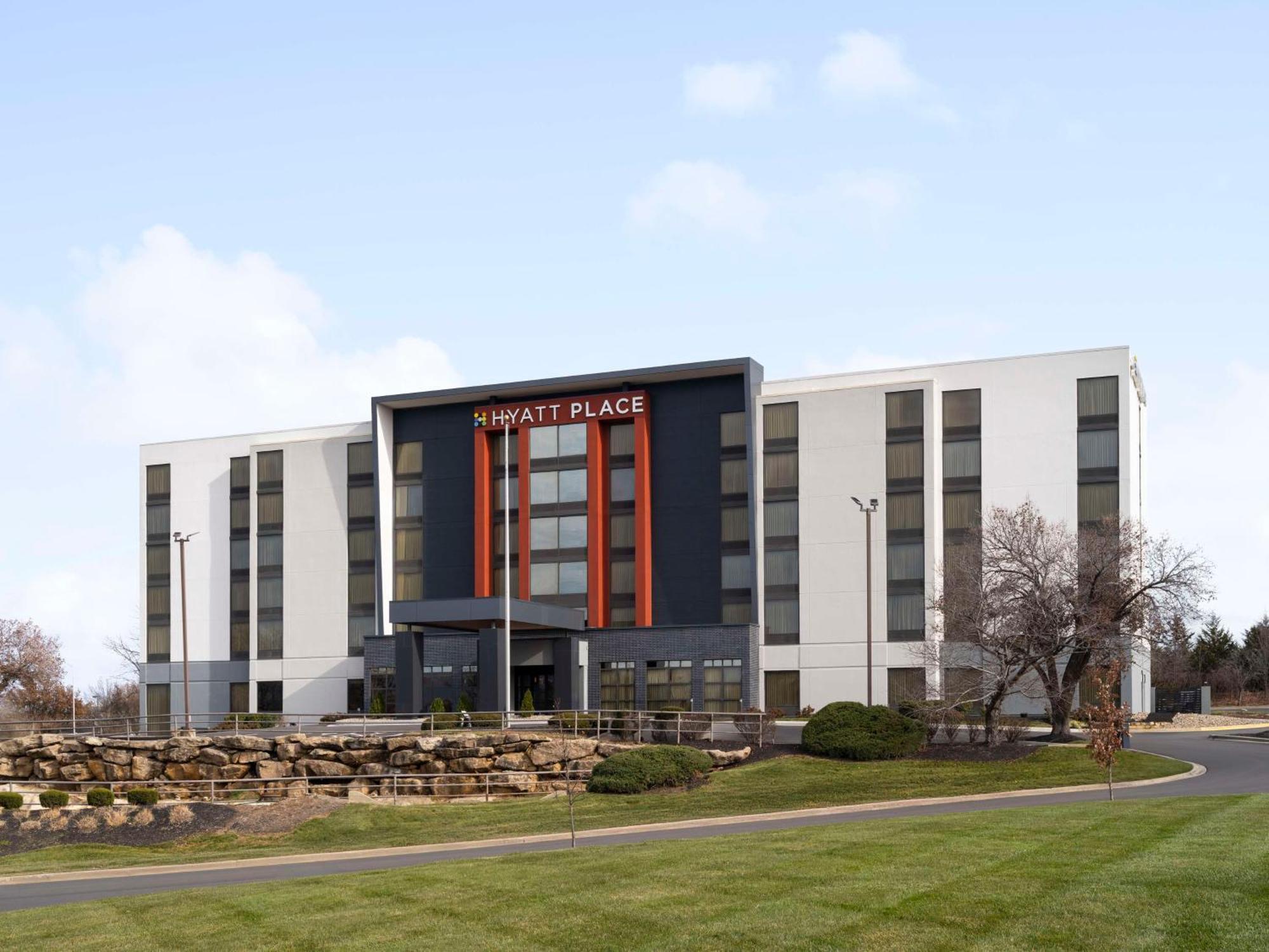 Staying Near Overland Park Intl: 7 Business Hotels Compared