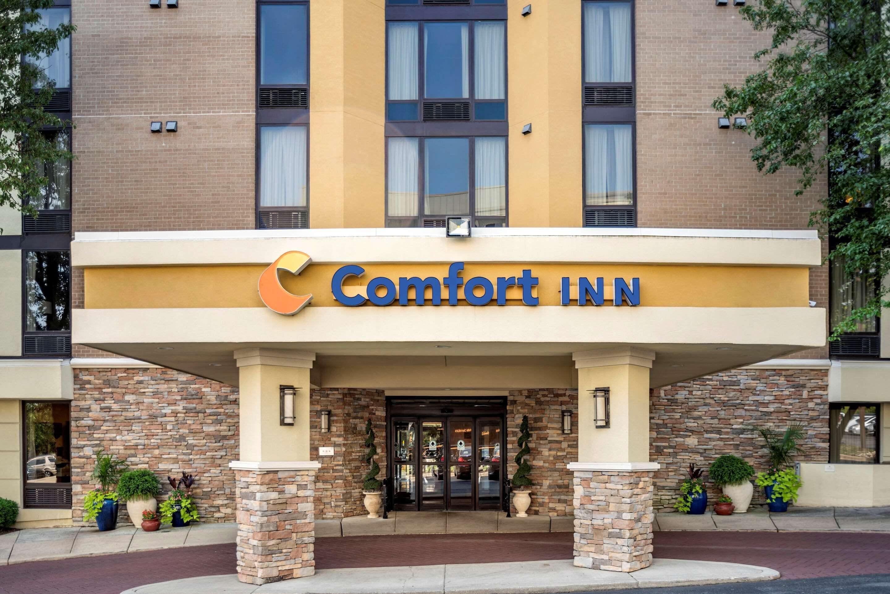 Staying Near Travilah Square: 6 Business Hotels Compared