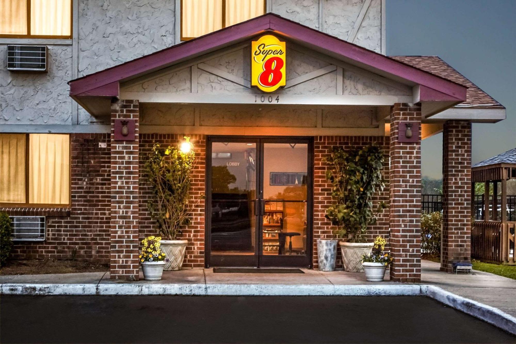 8 Airport-Convenient Hotels Close to Thomas Foreman Park
